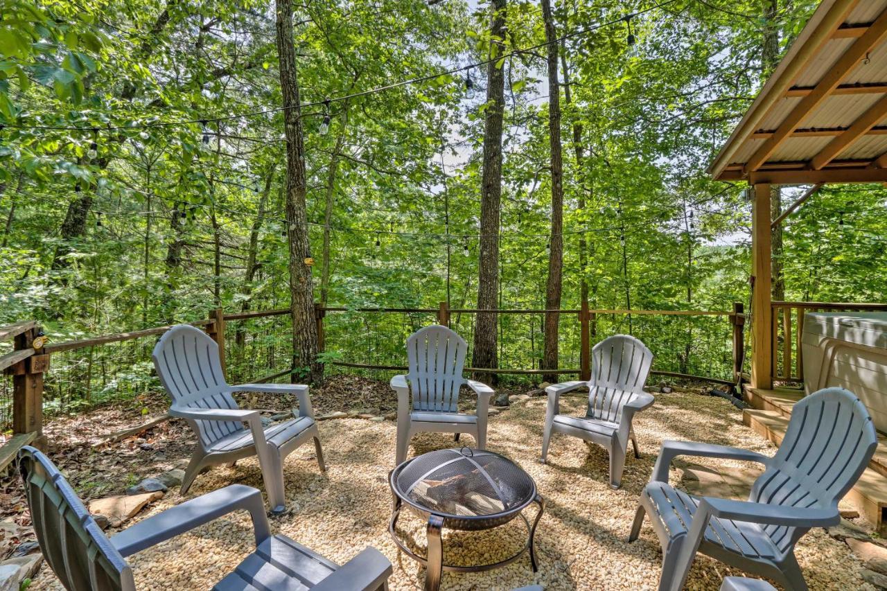 Bumblebee Retreat With Hot Tub Holiday home Salem